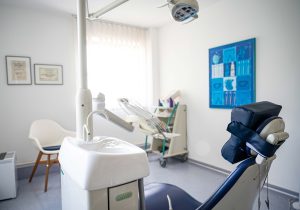 Emsdetten-Zahnarzt-Behandlungszimmer-modern